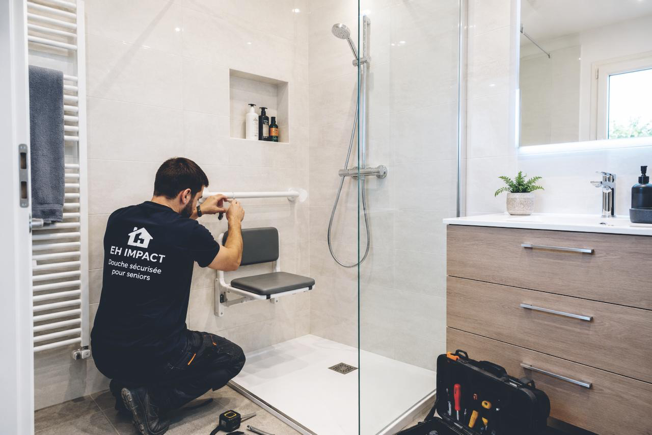Artisan installant une douche sécurisée